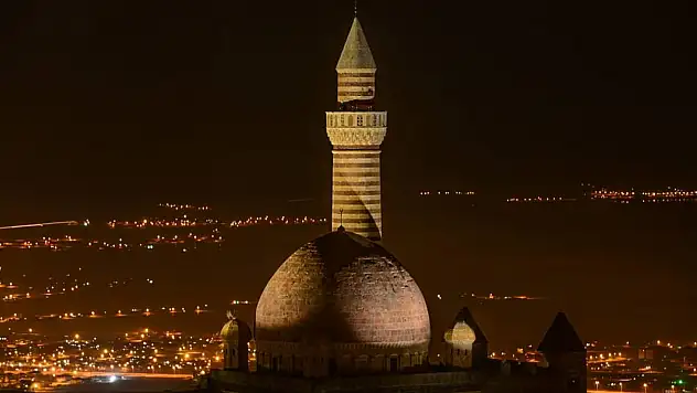 İshakpaşa Sarayı gece manzarasıyla hayran bıraktı