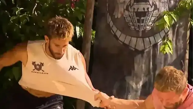 İsmail – Batuhan neden kavga etti, tişörtünü çekti? Survivor İsmail diskalifiye olacak mı?
