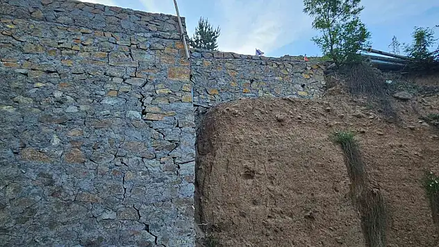 İspir'de Bir Yıllık Duvar Çatlakları Vatandaşı Kaygılandırıyor