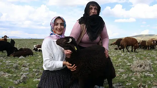 İstanbul'dan Köye Dönüş: Tekstilci Yeşim Baba, Annenin Destek Alarak Hayvancılıkla Geçim Sağlıyor
