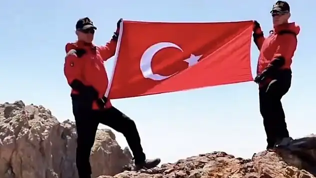 JAK ekipleri Erek Dağı'na tırmandı, Türk bayrağını dalgalandırdı!