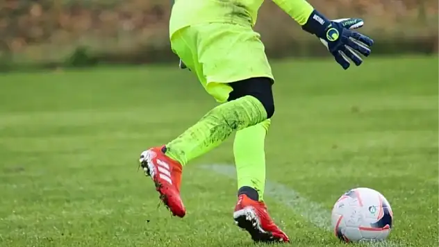 Kaleci topu elinde kaç saniye tutabilir? 8 saniye kuralı nedir, futbolda 8 saniye kuralı ne demek?