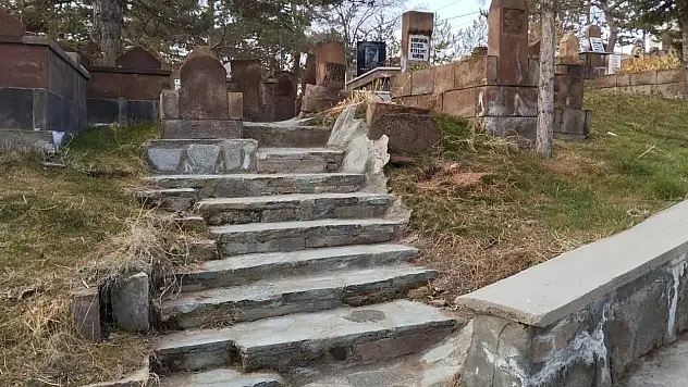 Kalender Mezarlığı'nda Temizlik ve Bakım Çalışmaları Sürüyor