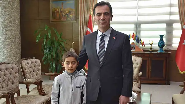 Kar altında dimdik duruş: Minik Batuhan'a Vali'den anlamlı teşekkür