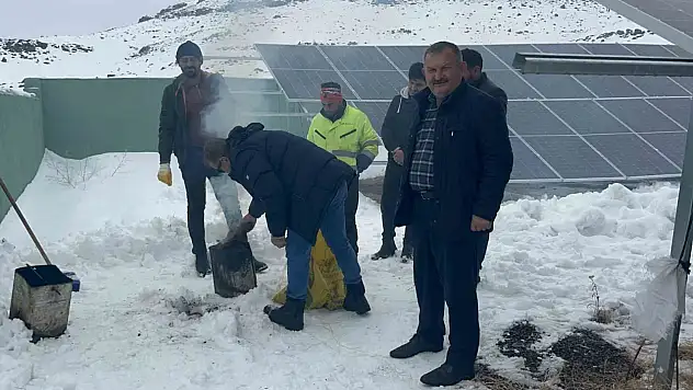 Kar altında kalan panelleri köylüler kurtardı