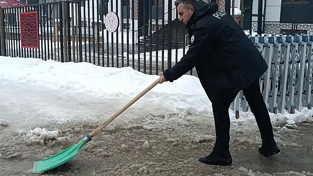 Kar suları göle çevirdi, Muş'ta polis küreğe sarıldı