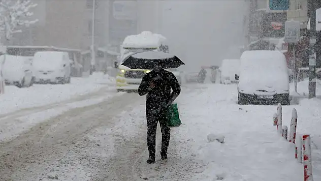Kar yağışı eğitimi durdurdu: Hangi illerde okullar tatil edildi?