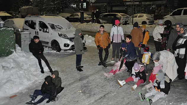 Kar yağışı mahallede şenliğe dönüştü