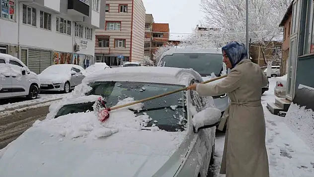 Kar yağışı Oltuda ulaşımı etkiledi