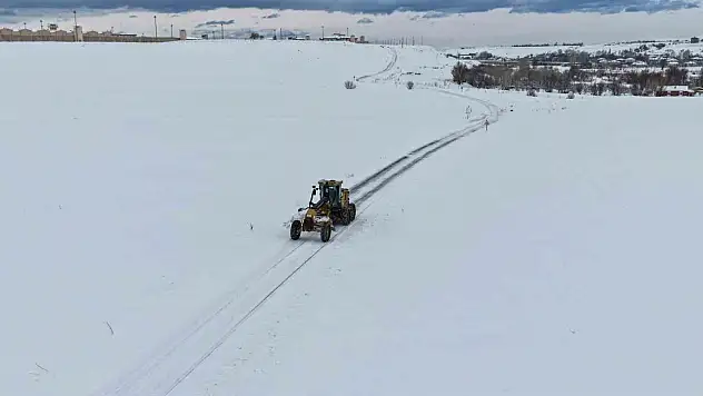Kar yağışı Van genelinde yolları kapattı