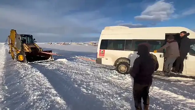 Kara saplanan servis saatler sonra çıkarıldı