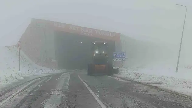 Karabet Geçidi'nde Turuncu Kaplanlar kış mücadelesine başladı, kar ve sis ulaşımı zorlaştırdı