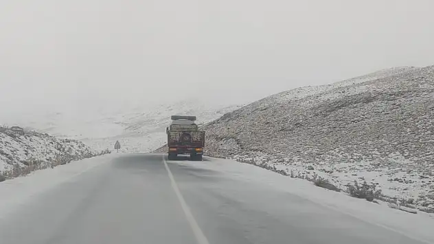 Karabet Geçidi'ne mevsimin ilk karı yağdı, sürücülere uyarılar yapıldı