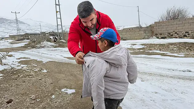 Karaburun Köyü'ne kışlık giyim desteği ulaştırıldı