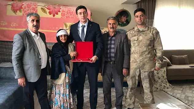 Karakoyunlu Kaymakamı, Şehit Ailesini Ziyaret Etti, İhtiyaçlarını Dinledi