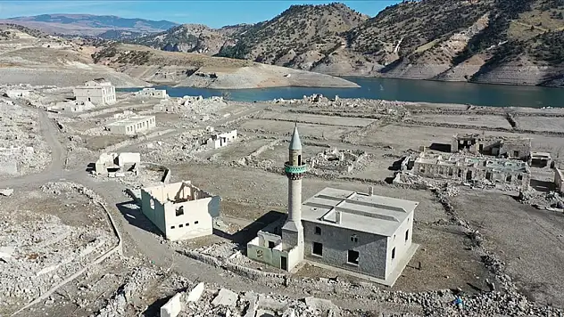 Karakurt Barajı'nda Sular Çekildi: Su Altında Kalan Köy ve Tarihi Yapılar Gün Yüzüne Çıktı