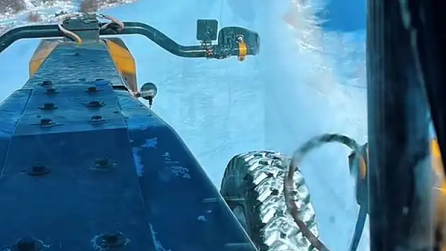 Karayazı'da Karla Mücadele Çalışmaları Aralıksız Sürüyor