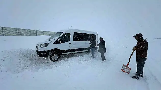 Karayazı'da ulaşım alarm verdi