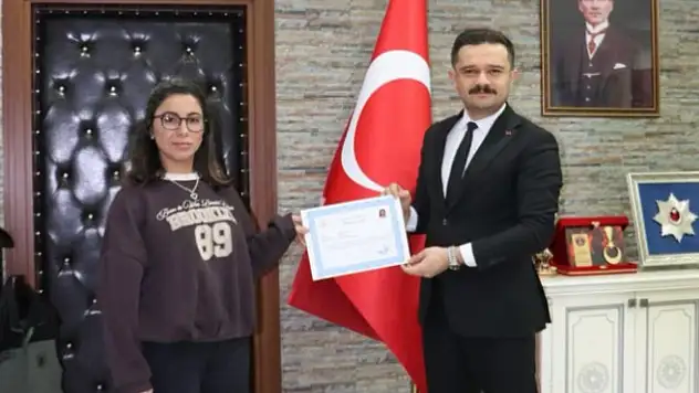 Karayazı Kaymakamlığı'ndan Fatma Göztepe'ye Başarı Belgesi