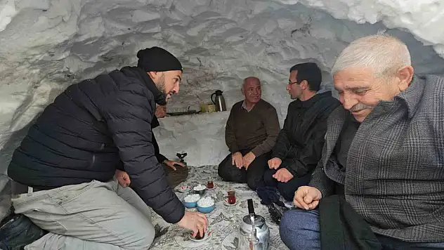 Kardan yapılan çay evi görenleri gülümsetti