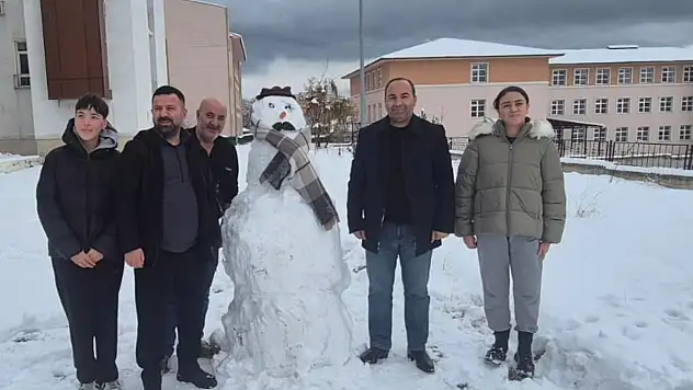 Karla Gelen Neşe, Okul Bahçesinde Buluştu