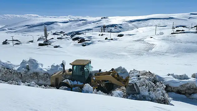 Karla kaplanan köyde yollar ulaşıma açıldı