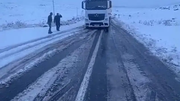 Kars-Ardahan karayolunda yoğun kar yağışı: Tırlar yolda kaldı