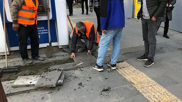 Kars Belediyesi Bozulan Kaldırımlara Müdahale Etti