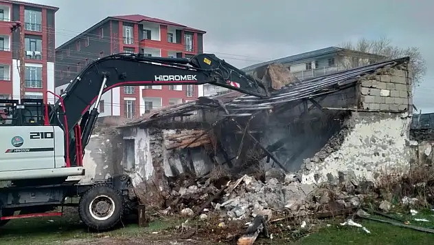 Kars Belediyesi Metruk Yapı Yıkım Çalışmalarını Sürdürüyor
