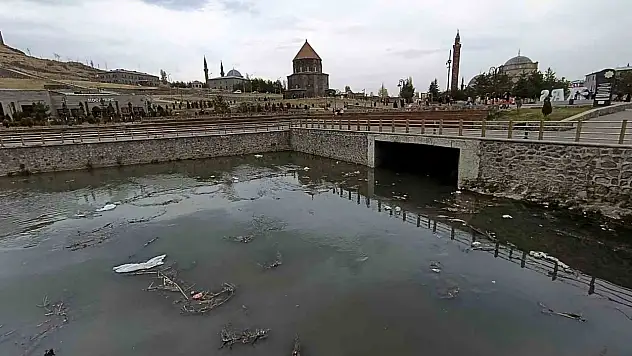 Kars Çayı kirlilik tehdidi altında: Turistlerin gözdesi çöplüğe döndü