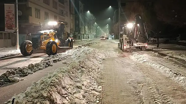 Kars İstasyon Mahallesi'nde Kar Küreme ve Yol Temizliği Çalışmaları Sürüyor