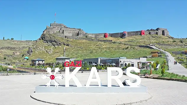 Kars Kalesi ve Şehir Terörsüz Türkiye Temasıyla Türk Bayraklarıyla Süsleniyor