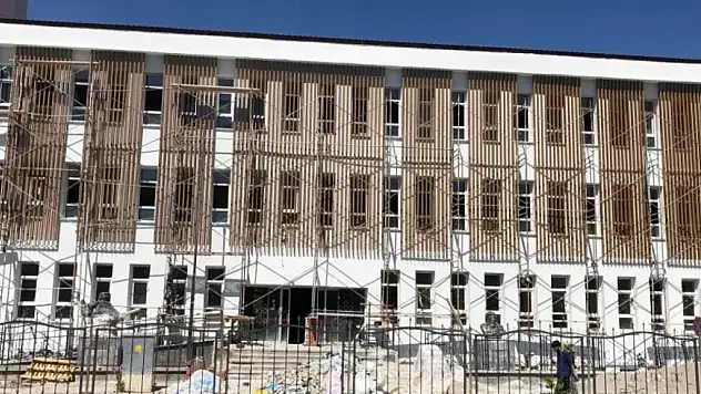Kars Merkez Kütüphanesi'nin onarım çalışmaları sona yaklaşıyor, modern bir yapıya kavuşuyor.