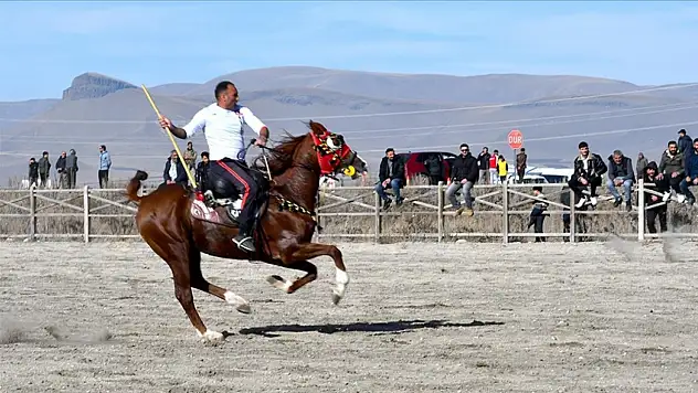 Kars Selim'de Ata Sporları Coşkusu: Cirit Gösterisi ve At Yarışları Büyük İlgi Gördü