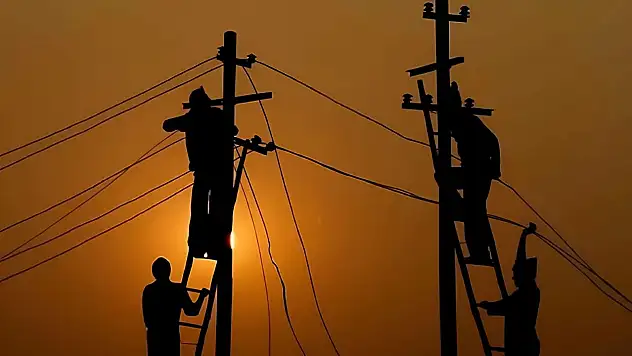 Kars'ta 3 Gün Sürecek Elektrik Kesintisi: İlçelerde Bakım ve Yenileme Faaliyetleri Başlatıldı