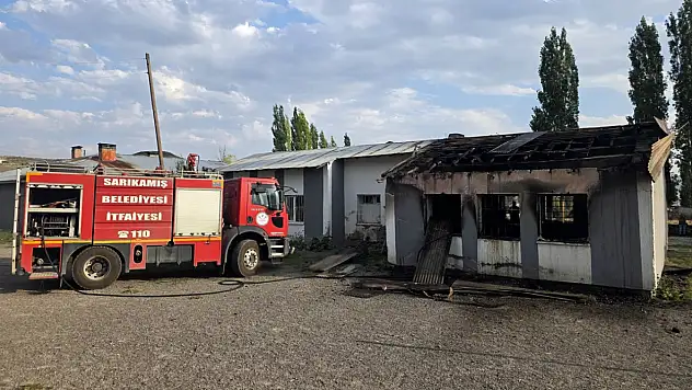 Kars'ta ana sınıfı binasında çıkan yangın büyük hasara yol açtı