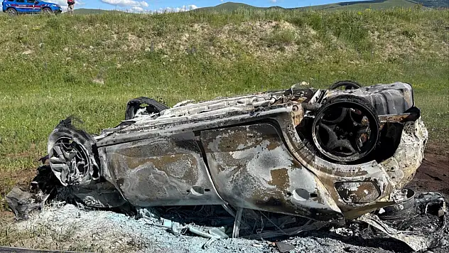 Kars'ta aracı alev alan sürücü son anda kurtuldu