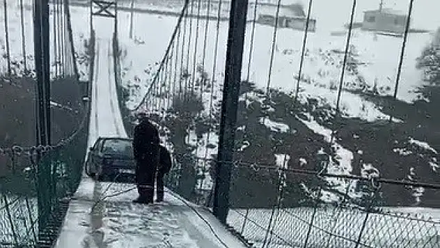 Kars'ta asma köprüde yürekler ağza geldi
