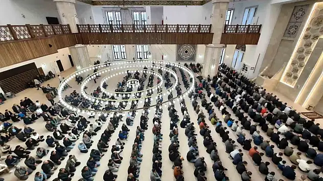 Kars'ta bayram namazı coşkusu: Camiler doldu, birlik ve beraberlik mesajları verildi
