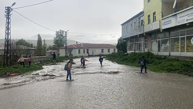 Kars'ta bir mahalle günü sel sularıyla geçirdi