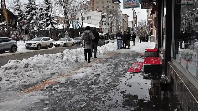 Kars'ta çatıdan düşen buz sarkıtı çocuğu yaraladı