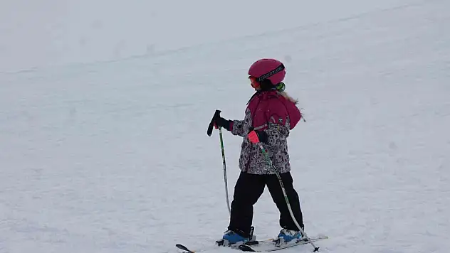 Kars'ta çocuklar kristal karla tanışıyor