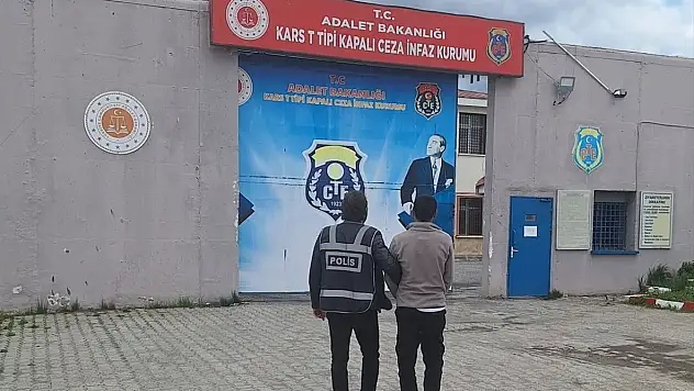 Kars'ta dolandırıcılıktan aranan hükümlü saklandığı evde yakalandı