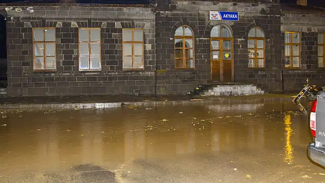 Kars'ta dolu ve sağanak hayatı felç etti: Dereler taştı, yollar su altında kaldı