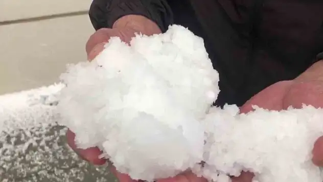Kars'ta Dolu Yağışı Hayatı Felç Etti, Sürücüler Zor Anlar Yaşadı