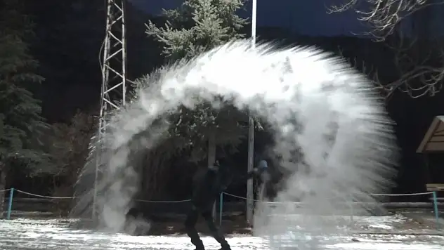 Kars'ta eksi 13 derece soğuklar yaşamı olumsuz etkiliyor, vatandaşlar önlem alıyor