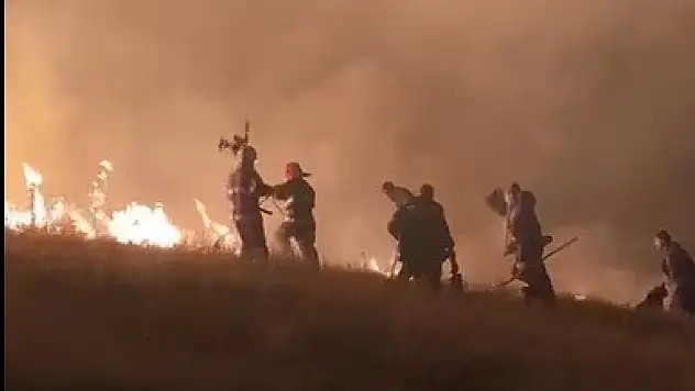 Kars'ta Ermenistan sınırındaki örtü yangını korku dolu anlar yaşattı, muhalefet ve itfaiye birlikte müdahale etti