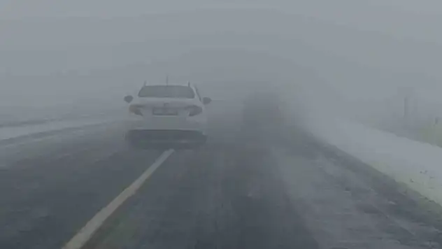 Kars'ta Etkili Olan Sis ve Kar Yağışı Uçuşları İptal Etti, Sürücülere Zor Anlar Yaşattı