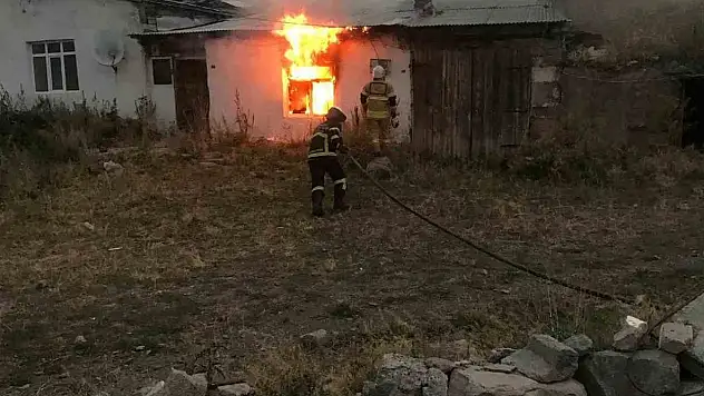 Kars'ta evde çıkan yangın itfaiye ekiplerince kısa sürede söndürüldü, tahkikat başlatıldı.
