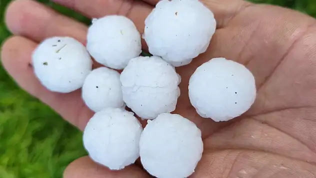 Kars'ta fındık büyüklüğünde dolu yağdı